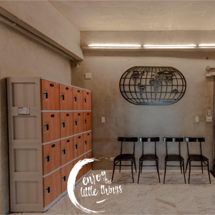 12人 ABS櫃-M  木紋門板-鑰匙鎖櫃組合式置物櫃